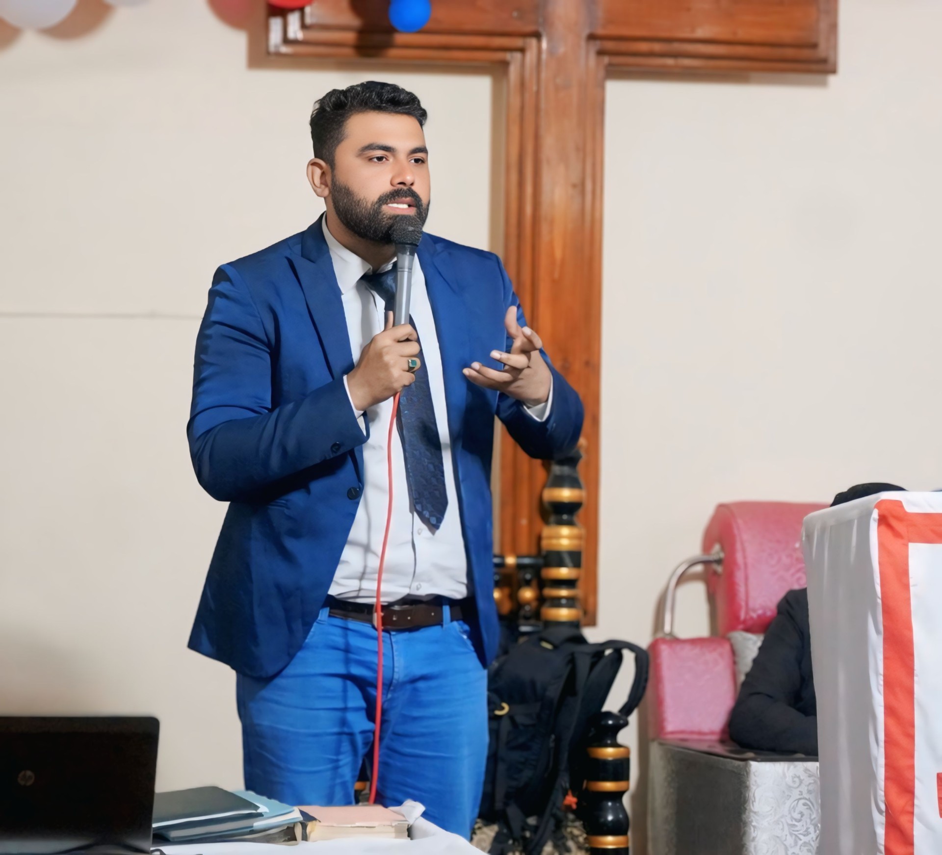 Pastor Shahzad Rafaqat preaching the Gospel